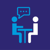 Beratungs-Icon: Zwei Personen im Gespräch am Tisch mit Sprechblase Stilisiertes Icon: zwei Personen (blau und weiß) sitzen an einem Tisch in Beratungssituation, Sprechblase mit drei Punkten über der linken Figur, lila Hintergrund.